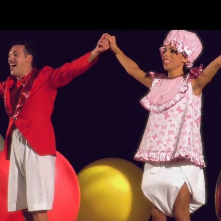 découvrez un spectacle d'amour émouvant qui célèbre les passions et les émotions humaines à travers une performance unique et captivante.